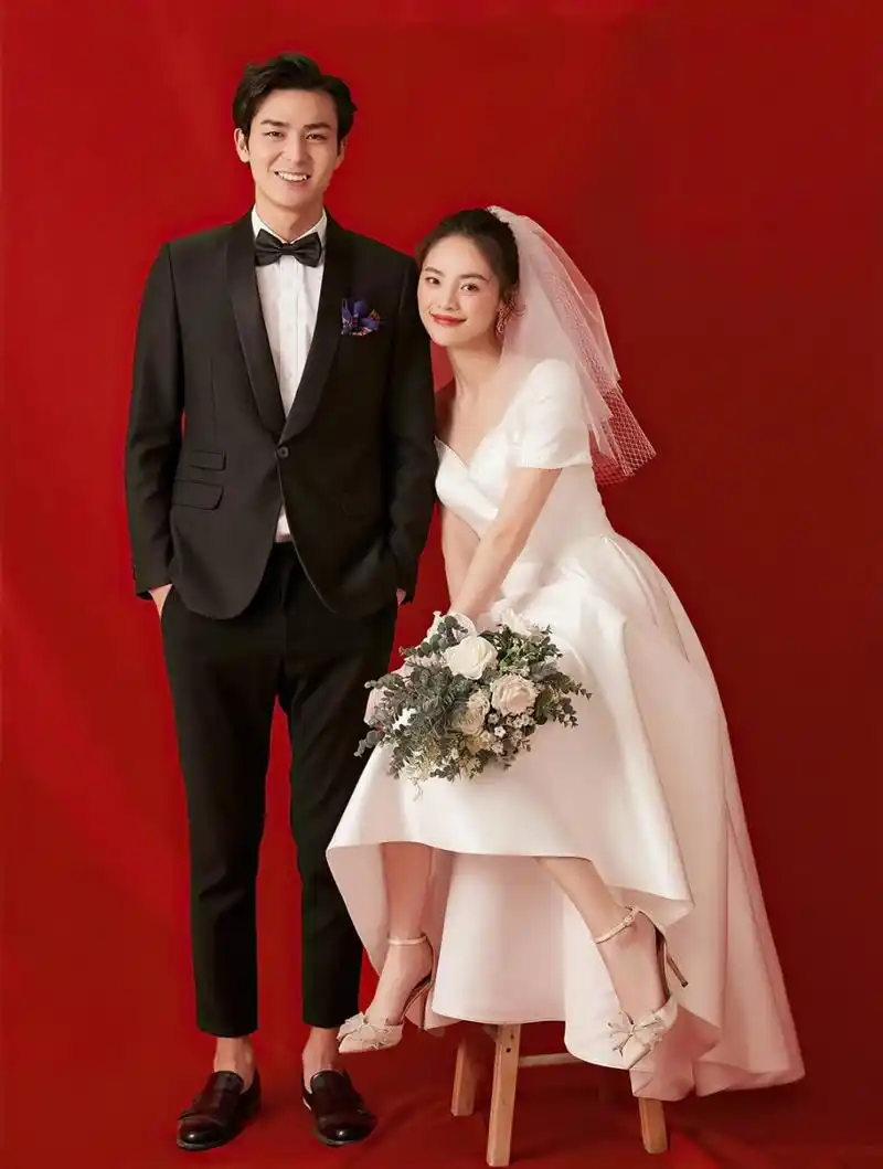 好喜欢我的红底极简婚纱照  结婚必拍的红底极简婚纱照来啦!