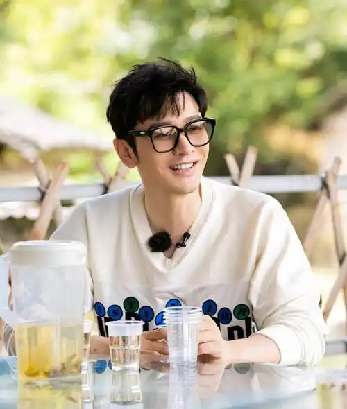 黄晓明终于摆脱了"油腻",综艺新造型清爽又干净,看起来稳重又