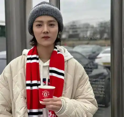 工作室晒鹿晗近照,却被粉丝吐槽:显老!妆太浓,美颜过度