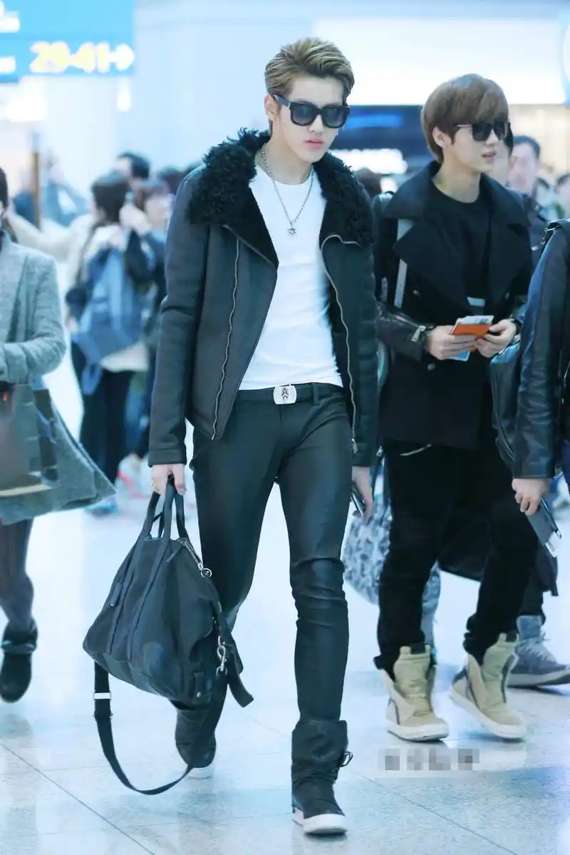 【星衣神探】吴亦凡生日秀街拍 腿长就爱长下摆