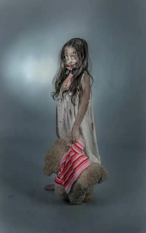 僵尸的女孩,是一个僵尸女孩穿着睡衣吗