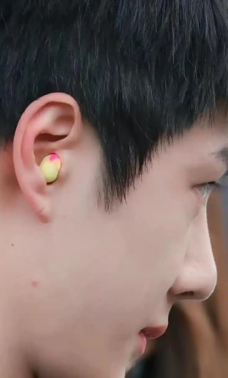 王一博竟没有一根胡子!帅