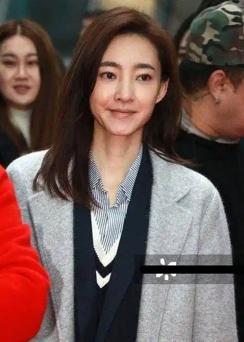王丽坤素颜照,网友:"素颜女神"真的素颜后成了路人!_化妆_耳环_灰色