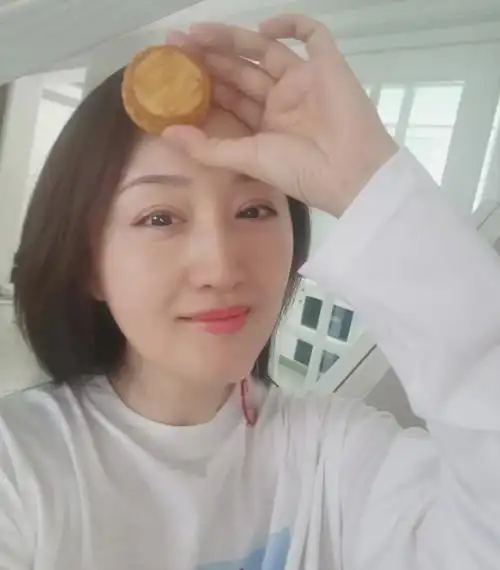 杨钰莹晒中秋素颜照,50岁宛若20岁,网友:你影响了我们家三代人