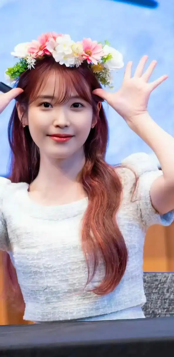 李知恩,艺名iu,是韩国的一位知名歌手,演员和音乐制作人.