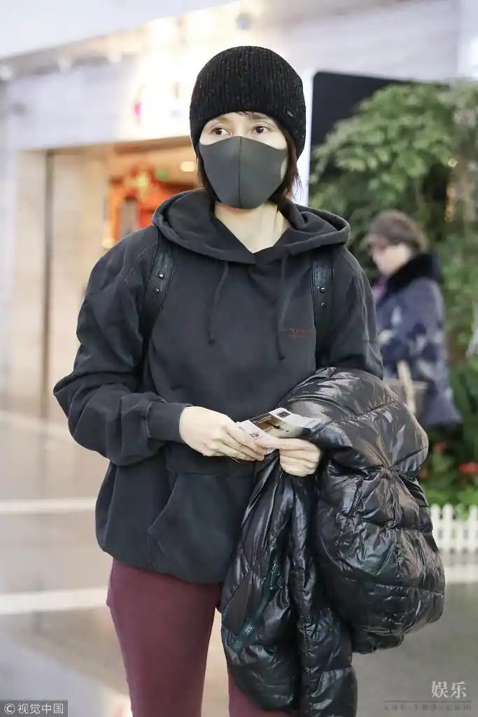 开工了!袁泉现身机场 穿粉色长裤秀美腿