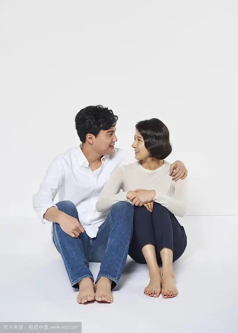 夫妻面对面坐着的照片