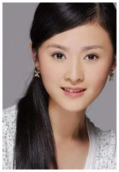 但沈腾其实有一个相恋多年的女朋友王琦,也正是他现在老婆,王琦与沈腾