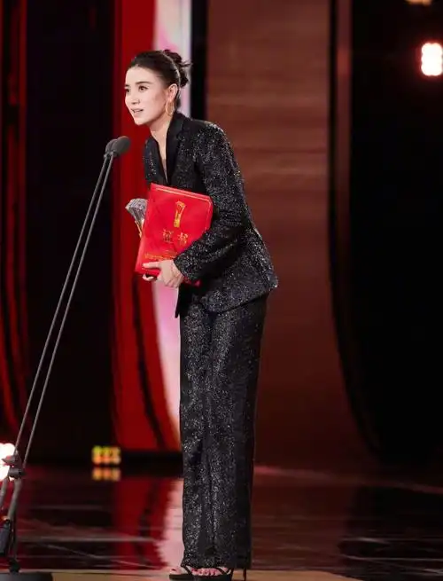 二,宋佳的黑色西装造型解读