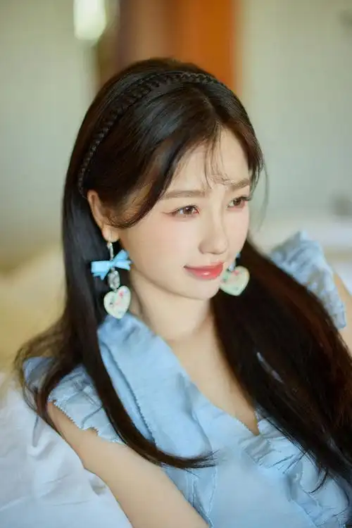 虞书欣穿蓝色连衣裙清新甜美 歪头甜笑软糯可爱