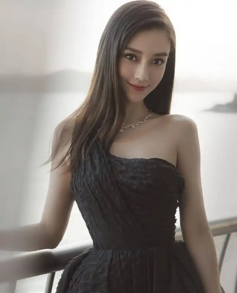 在这组照片中,杨颖身着黑色抹胸裙,展现出优雅迷人的女人味.