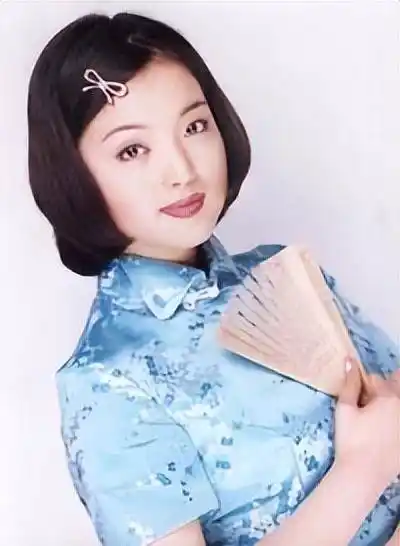 歌手白雪:中年离异后,44岁再嫁小8岁老公,如今生活太幸福