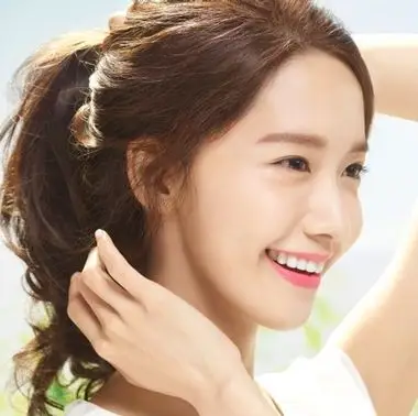 小清新范儿十足的简单长发扎法,乌黑长发扎低发辫,三七分斜刘海修颜