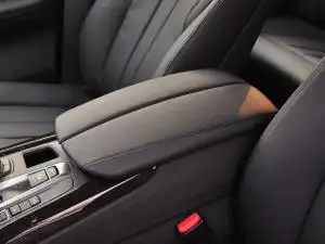 前中央扶手关闭状态