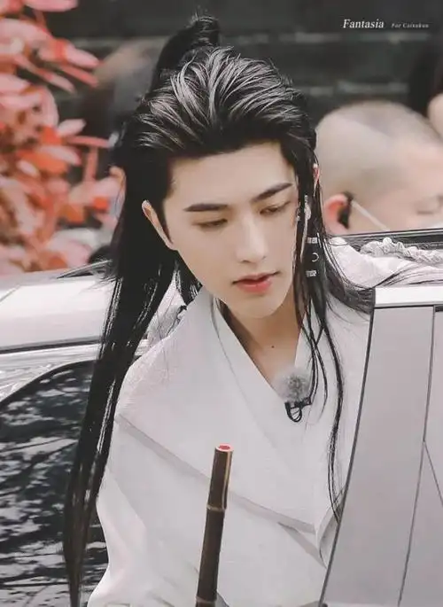 蔡徐坤壁纸:侧颜立体精致身姿帅气挺拔,白衣古装的翩翩公子!