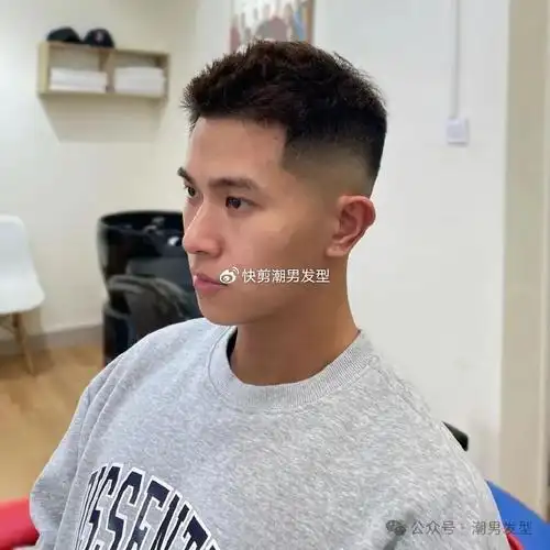 第二款:上梳刘海短发男生两边铲短的前刺发型,可以说是近年来相当帅气