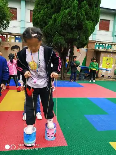 通过奶粉罐做的高跷,让发展幼儿的平衡能力,提高身体灵敏性和协调性.