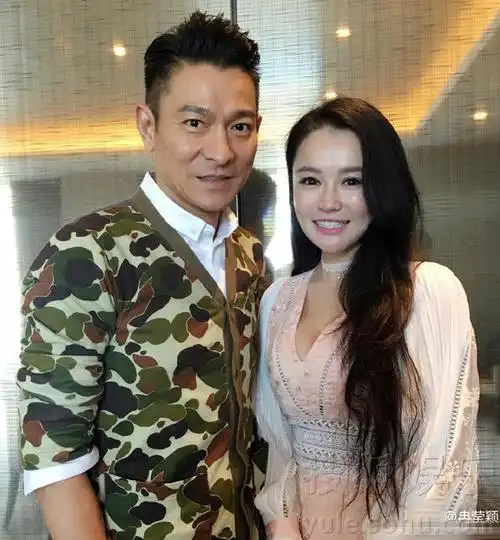 冉莹颖晒与刘德华合影 轩妈娇羞似少女