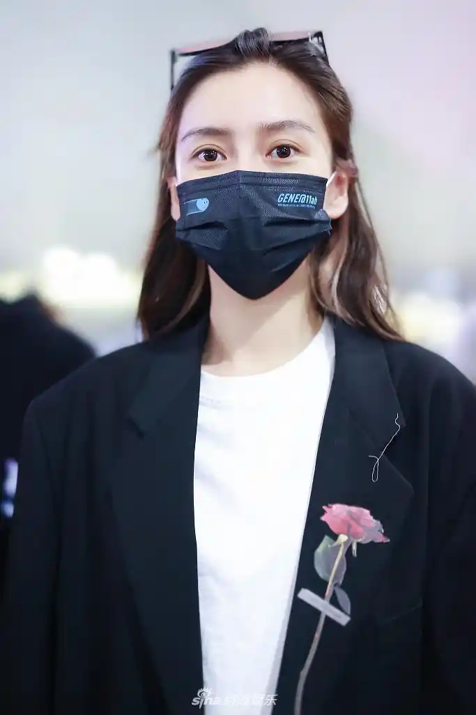 24 08:40:02 1 / 3 新浪娱乐讯 2021年4月23日,上海,杨颖现身机场.