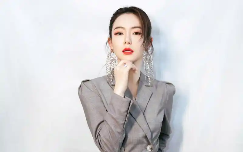 戚薇时尚干练写真桌面壁纸