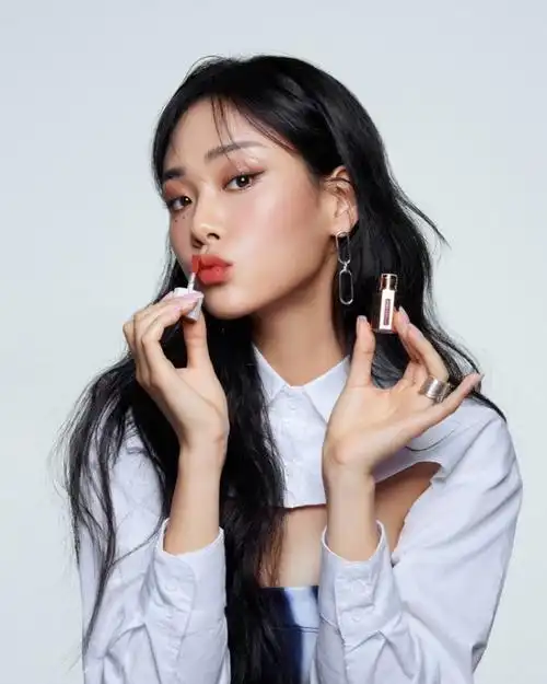 韩国女艺人韩孝周携手女歌手bibi代言美妆品牌__财经头条