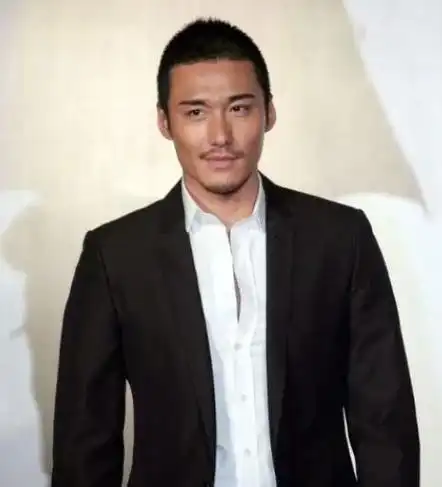 53岁胡兵伦敦爆火:外国女子疯狂围观,唯一被邀请中国明星_演艺事业