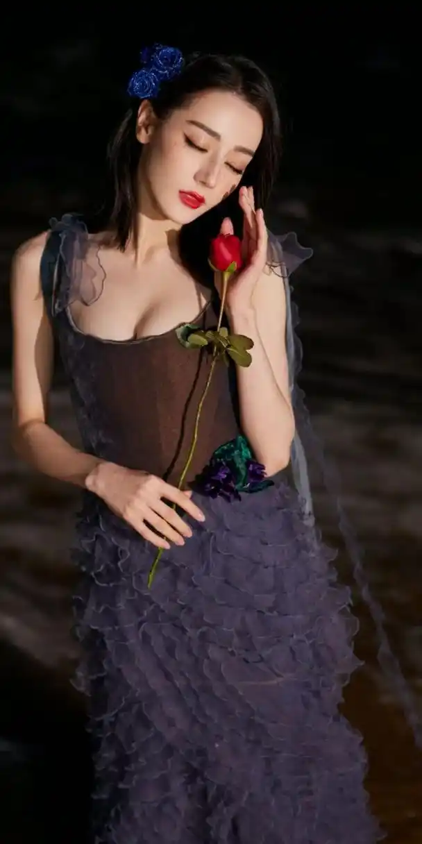 迪丽热巴在2021年的gq moty人物盛典上展现了一身优雅的造型.