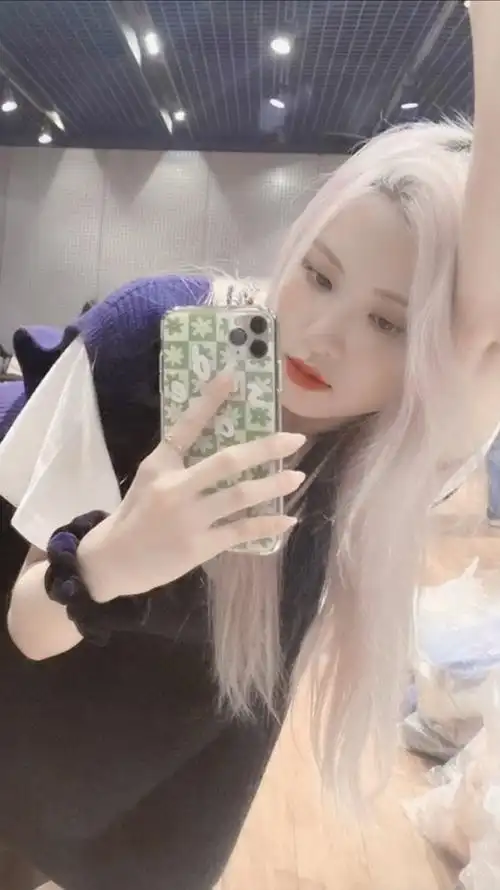 朴彩英rosie | 公主对镜自拍