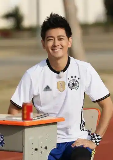 林志颖仿佛真的回到了十七岁,笑的这么得意,气质碾压全场