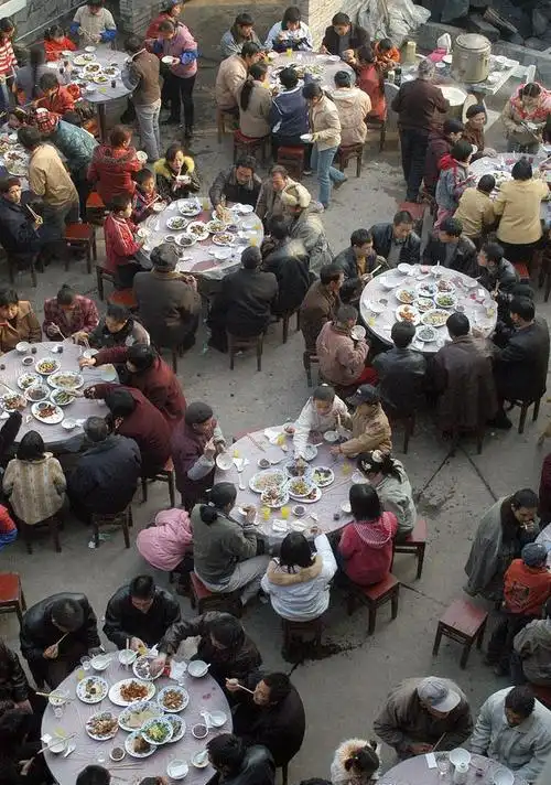 带五个孩子参加宴会被安排单独一桌竟还被主人嫌弃尴尬谁