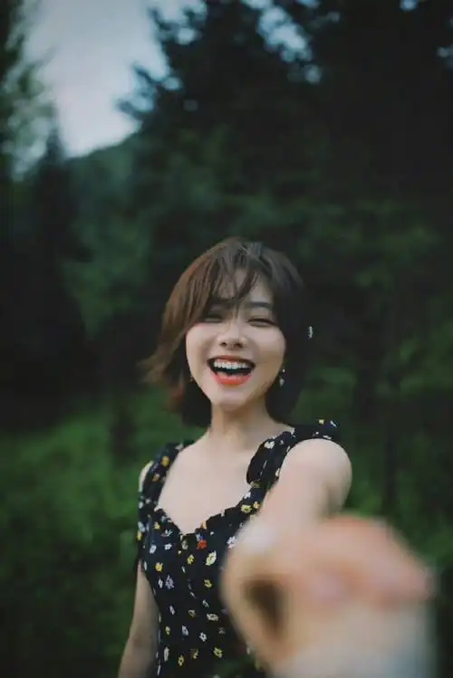 谭松韵笑得好甜