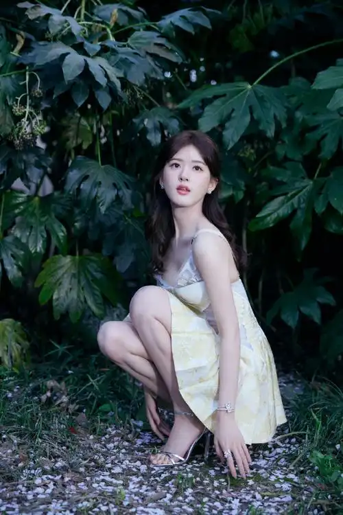 赵露思高定短裙