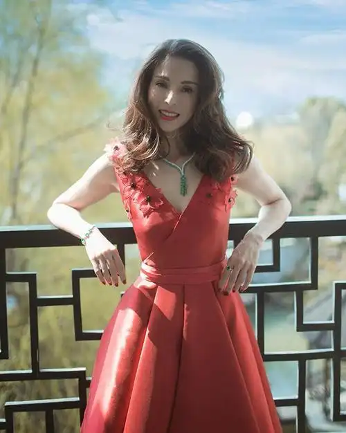 51岁李若彤近照,身穿吊带裙彻底放飞,网友:小龙女变苏妲己!