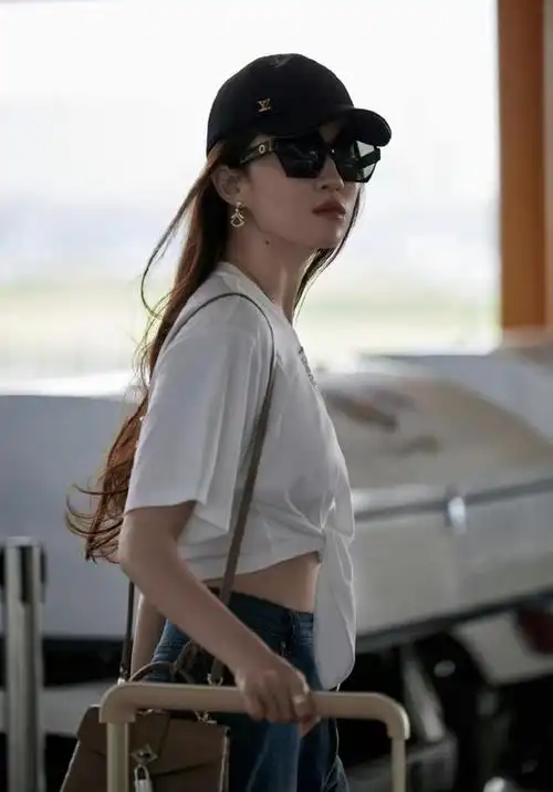 刘亦菲的"肉感腰"火了!穿露脐装走机场纯美可人,微胖却真实