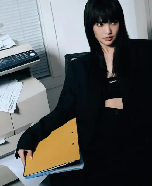 杨丞琳职场飒感写真梳齐刘海气场强大美艳动人