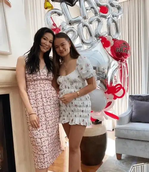 邓文迪带女儿出席前夫婚礼!离婚越活越年轻,"向上社交"全靠情商