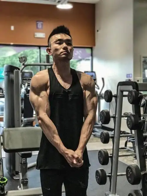 180cm在美留学小哥秀出一身好肌肉!