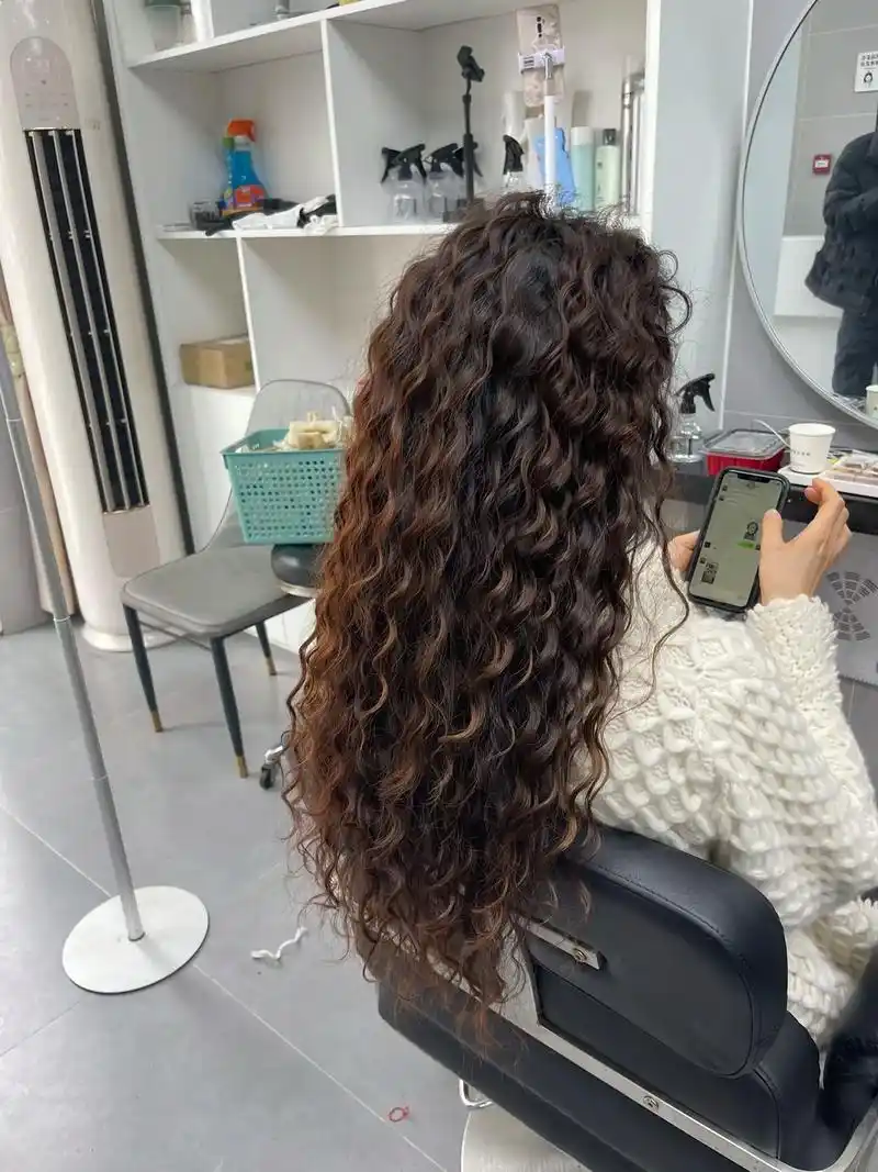 去年来烫的顾客今年又来了.#港风羊毛卷造型图片 #原相机拍摄 - 抖音