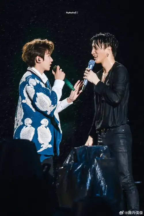 平等羡慕在场的每一位粉丝,演唱会后薛之谦晒与王源合照并配文: "