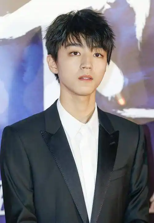 原创王俊凯被私生堵在房间门口工作室发文怒斥不要再购买行程信息