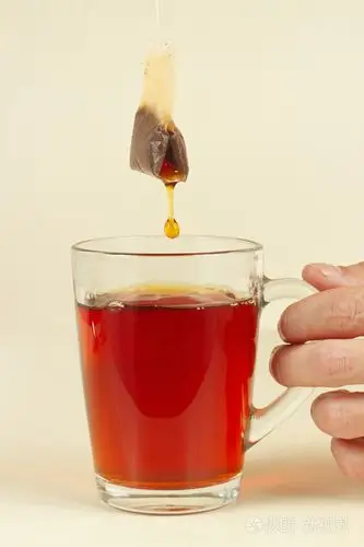 杯新鲜浓茶在手