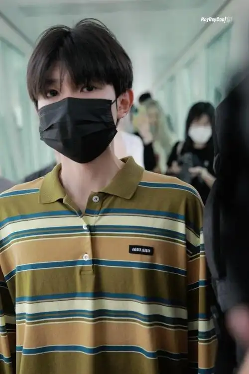 王源机场慵懒造型惹人爱