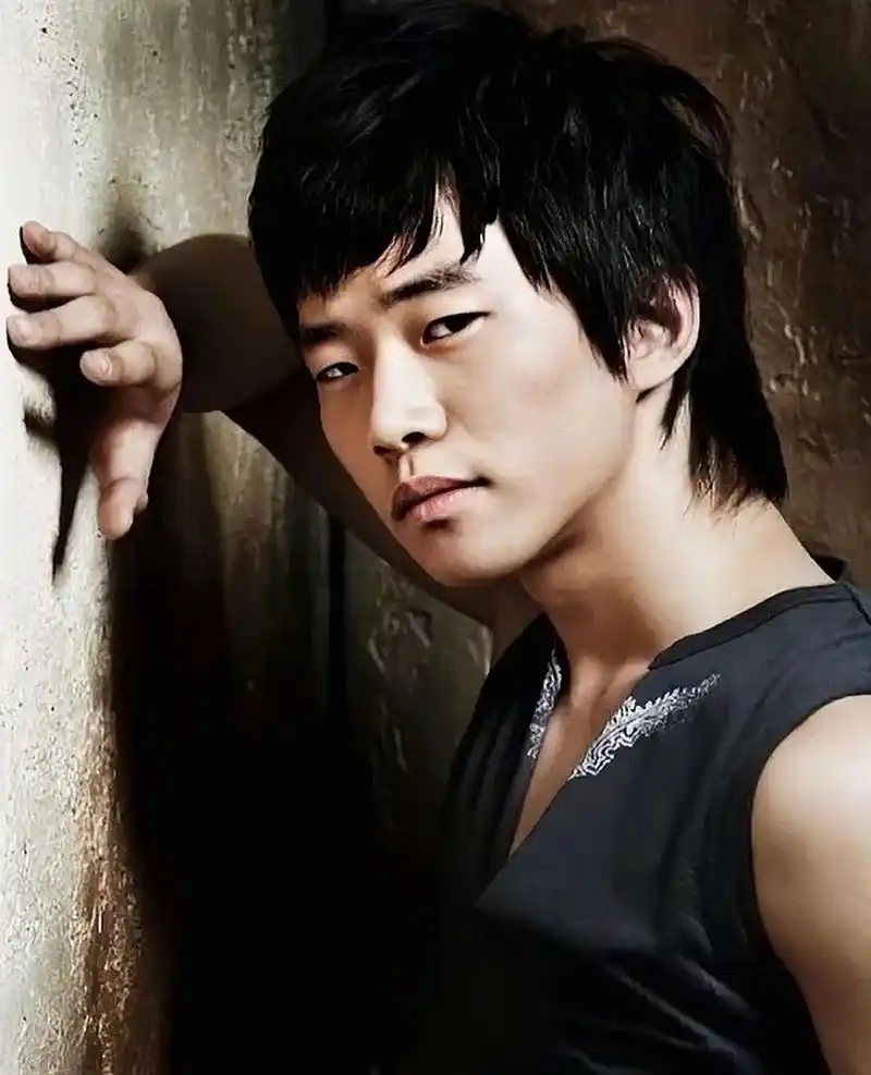 李俊昊是南韩do脸最成功的男明星了,简直大变活人.