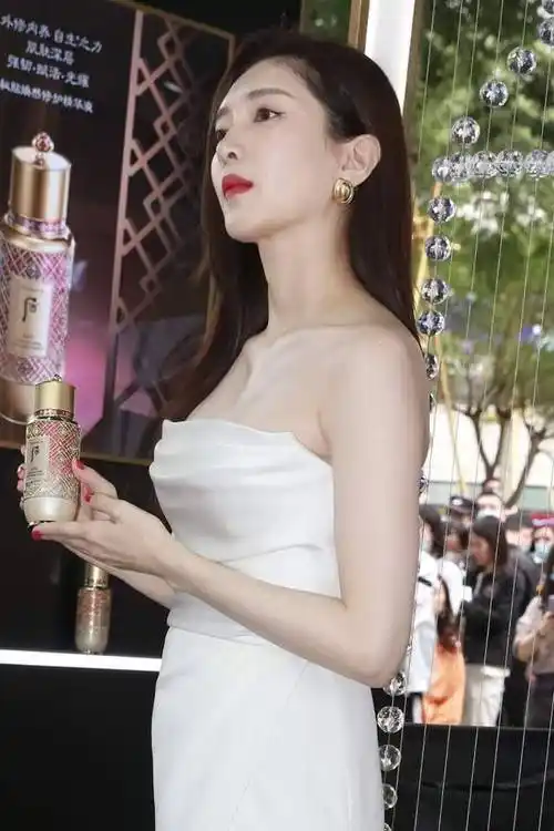 江疏影深圳亮相引热议:是星光璀璨还是夜店女王?