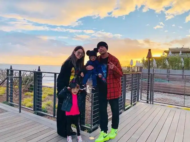 周杰伦晒全家合影庆祝节日一家四口手拉手温馨有爱