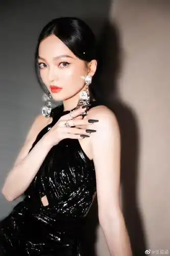 4月14日晚,张韶涵在个人社交媒体上晒出一组火辣造型,她身穿高开叉