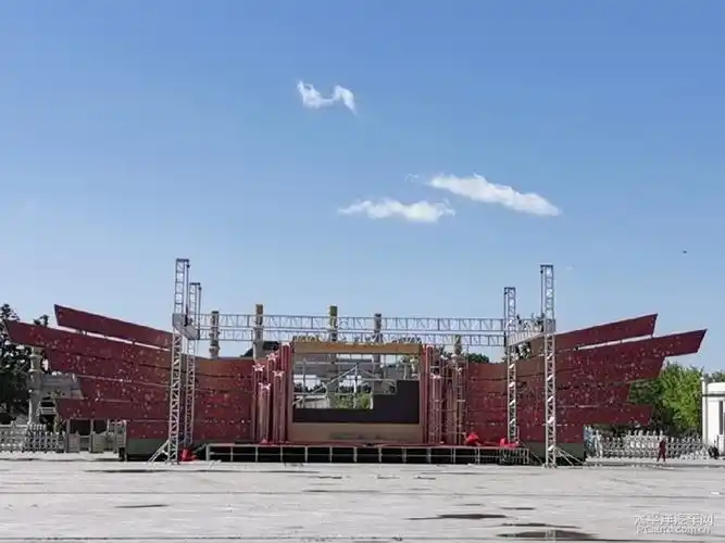 这是临时搭建的一个演出舞台.