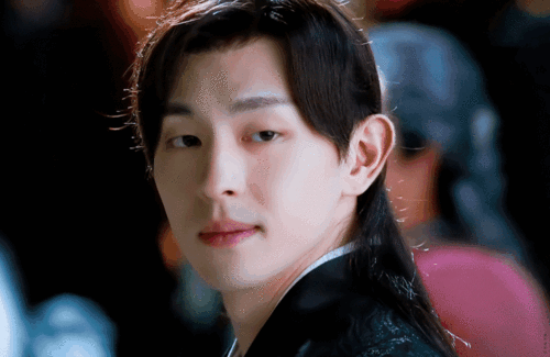 继黄轩的小胖手后邓伦的手也引起关注这是自带萌点呀