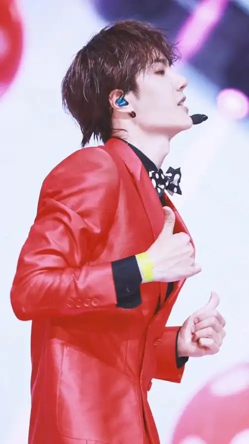 王一博!红色西装的王导师太惊艳了!表情管理太到位了!0606