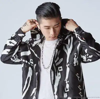 男生把两侧剃光的发型又帅又容易打理的潮发型2